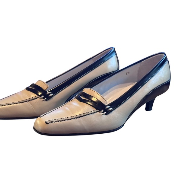 TOD'S Italy Leather Loafer 6.5 Beige Black Pointed Toe Kitten Heel OLD MONEY - Picture 1 of 9